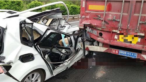 欧美卡车被追尾视频播放,欧美卡车追尾事故现场惊心动魄瞬间